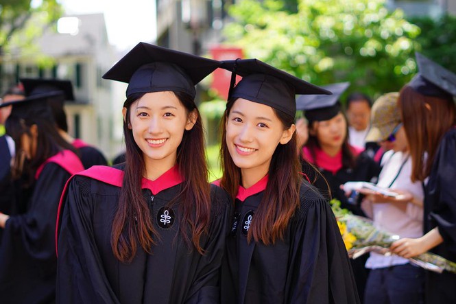 Cặp chị em sinh đôi tốt nghiệp Harvard làm MC truyền hình - ảnh 1