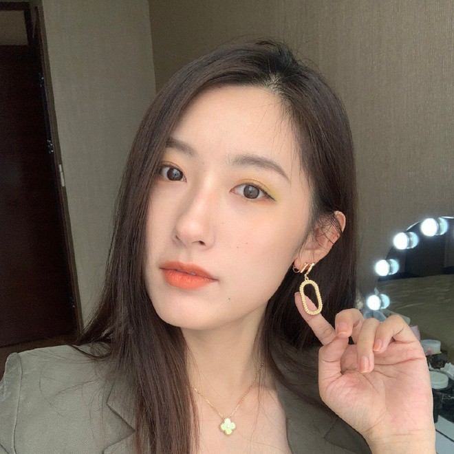 Cặp chị em sinh đôi tốt nghiệp Harvard làm MC truyền hình - ảnh 12