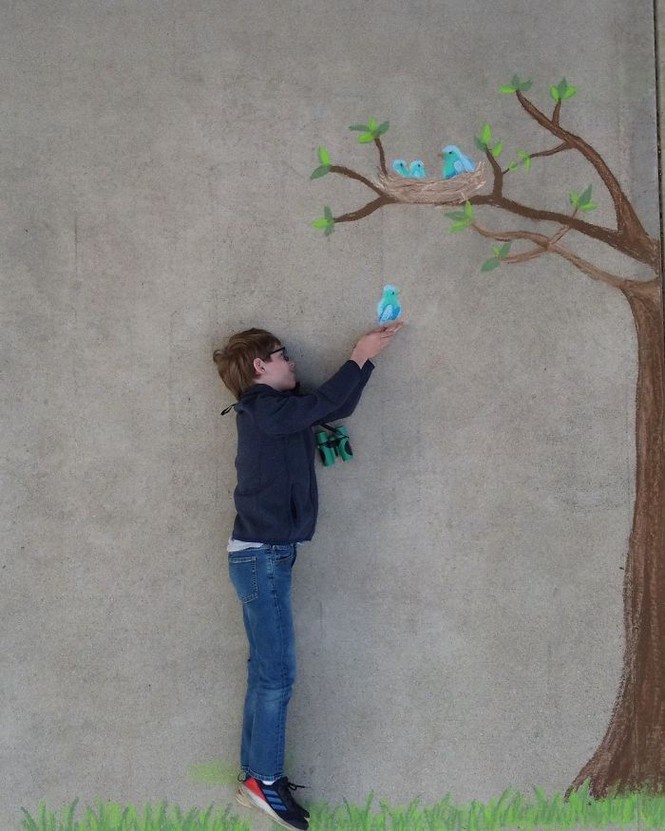 Cậu bé 14 tuổi vẽ tranh 'du lịch vòng quanh thế giới' cho em trai - ảnh 19