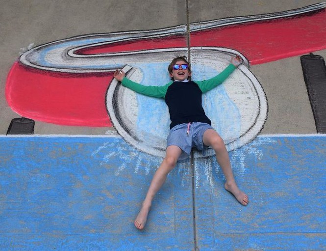 Cậu bé 14 tuổi vẽ tranh 'du lịch vòng quanh thế giới' cho em trai - ảnh 7