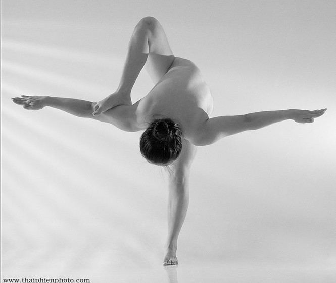Sửng sốt với bộ ảnh nude về những thế yoga cực khó của nghệ sỹ Thái Phiên - ảnh 7