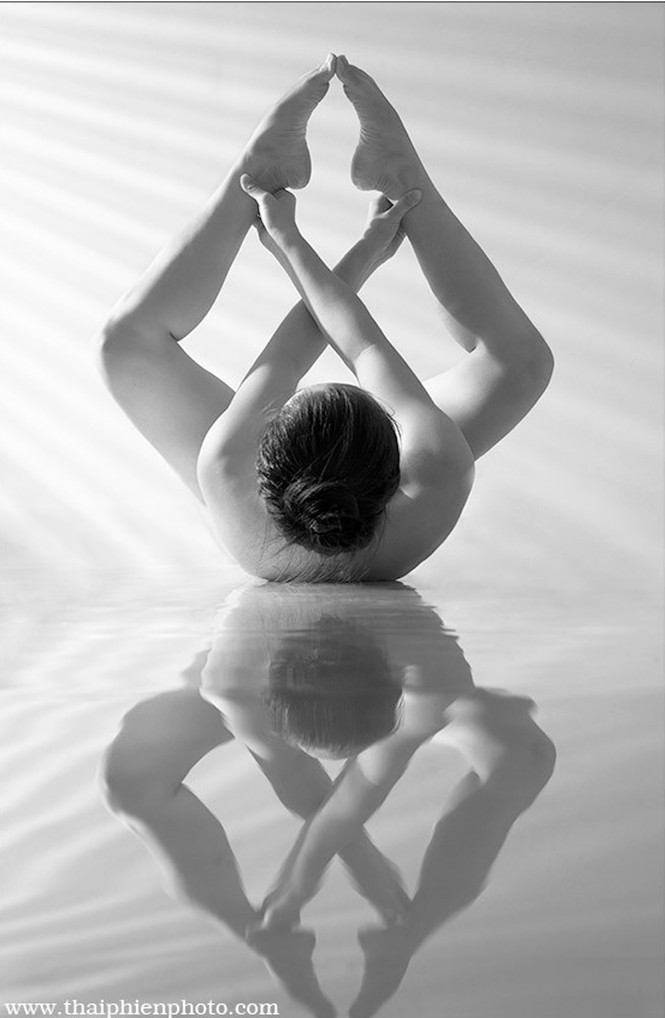 Sửng sốt với bộ ảnh nude về những thế yoga cực khó của nghệ sỹ Thái Phiên - ảnh 2