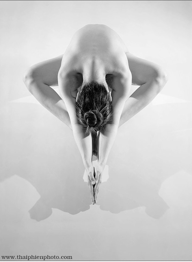 Sửng sốt với bộ ảnh nude về những thế yoga cực khó của nghệ sỹ Thái Phiên - ảnh 4