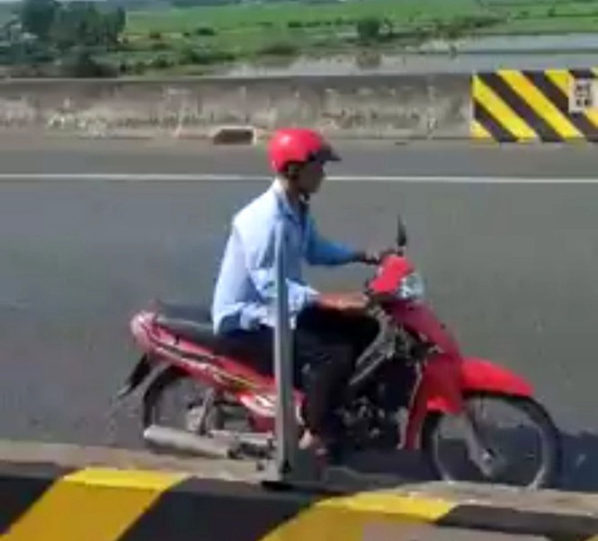 Người đàn ông liều mạng điều khiển xe máy chạy ngược chiều trên cao tốc - ảnh 2
