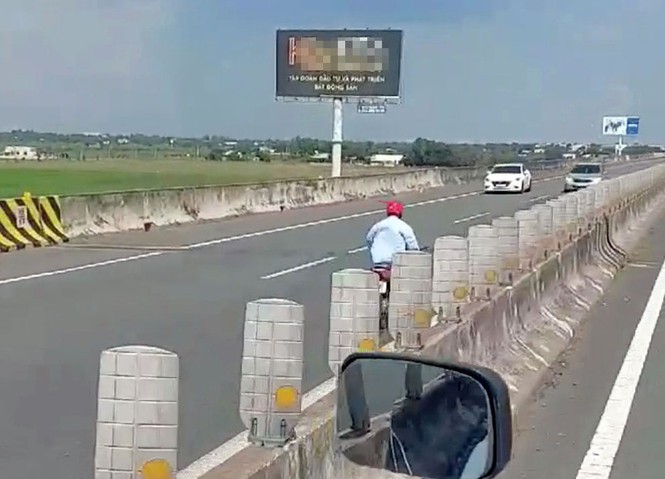 Người đàn ông liều mạng điều khiển xe máy chạy ngược chiều trên cao tốc - ảnh 1