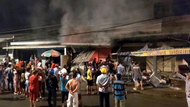 Sau tiếng nổ lớn, cửa hàng điện tử bốc cháy dữ dội - ảnh 1