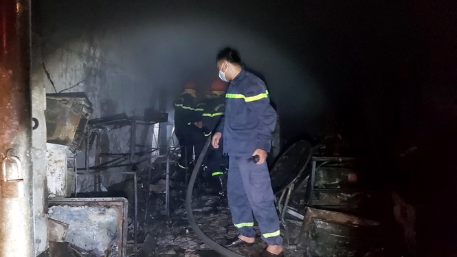 Sau tiếng nổ lớn, cửa hàng điện tử bốc cháy dữ dội - ảnh 3