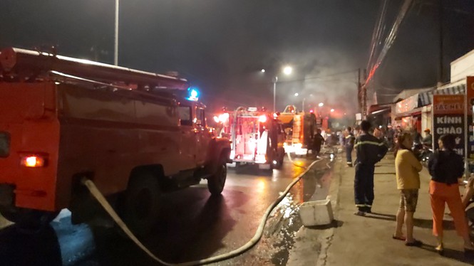 Sau tiếng nổ lớn, cửa hàng điện tử bốc cháy dữ dội - ảnh 2