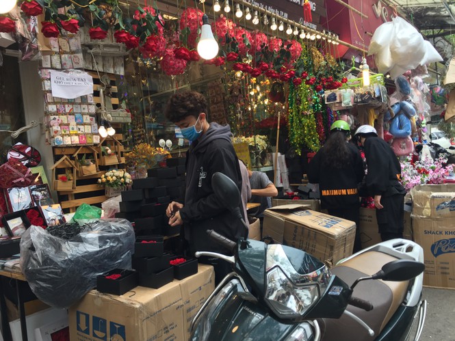 Hoa 'vĩnh cửu' tiền triệu đắt khách dịp Valentine - ảnh 1