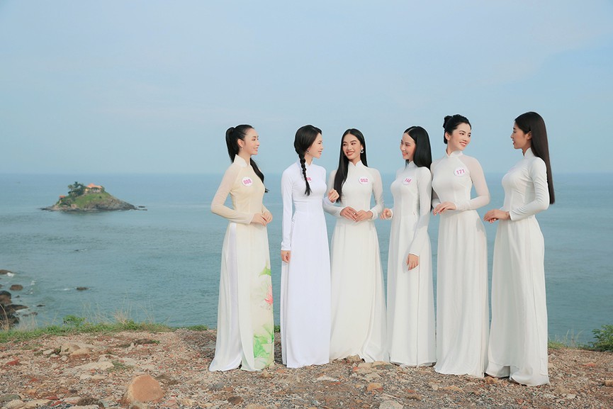Thí sinh HHVN 2020 đẹp tinh khôi với áo dài trắng, 'check-in' thắng cảnh đẹp ở Vũng Tàu - ảnh 7