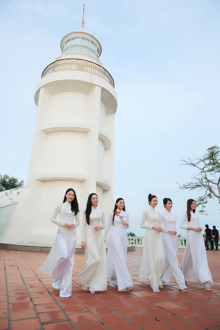 Thí sinh HHVN 2020 đẹp tinh khôi với áo dài trắng, 'check-in' thắng cảnh đẹp ở Vũng Tàu - ảnh 12