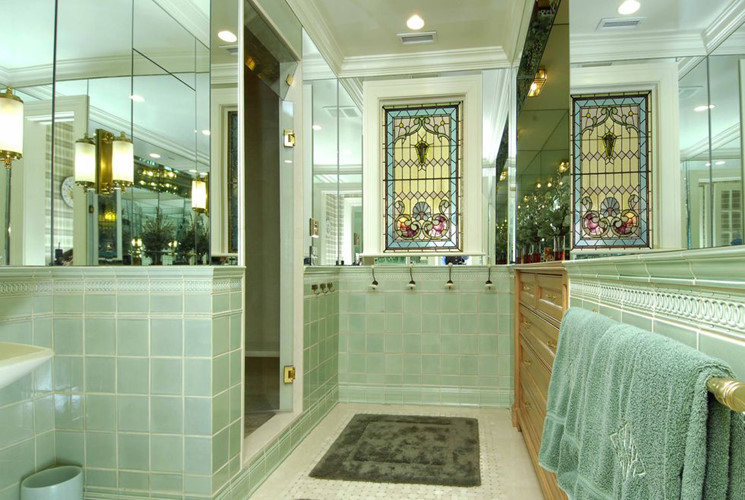 Phòng tắm nào trong biệt thự cũng đầy đủ nội thất.