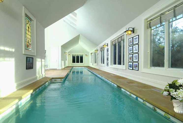 Bể bơi trong nhà.