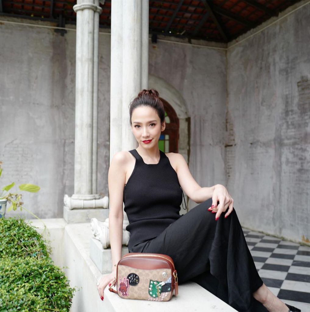 Mỹ nhân Thái đã U50 nhưng gu thời trang trẻ trung như gái đôi mươi - Hình 14 My nhan Thai da U50 nhung gu thoi trang tre trung nhu gai doi muoi-Hinh-14