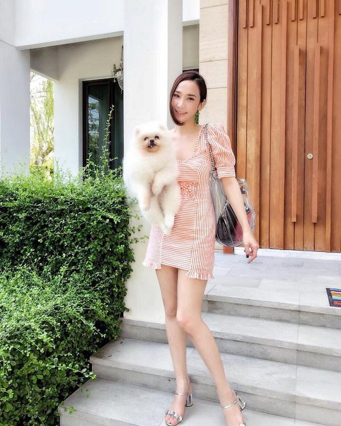 Mỹ nhân Thái đã U50 nhưng gu thời trang trẻ trung như gái đôi mươi - Hình 2 My nhan Thai da U50 nhung gu thoi trang tre trung nhu gai doi muoi-Hinh-2
