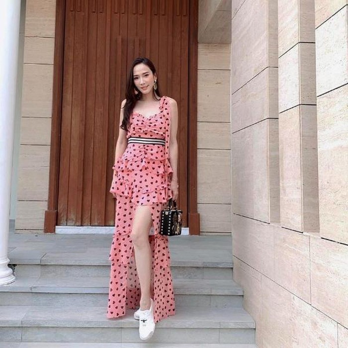 Mỹ nhân Thái đã U50 nhưng gu thời trang trẻ trung như gái đôi mươi - Hình 3 My nhan Thai da U50 nhung gu thoi trang tre trung nhu gai doi muoi-Hinh-3