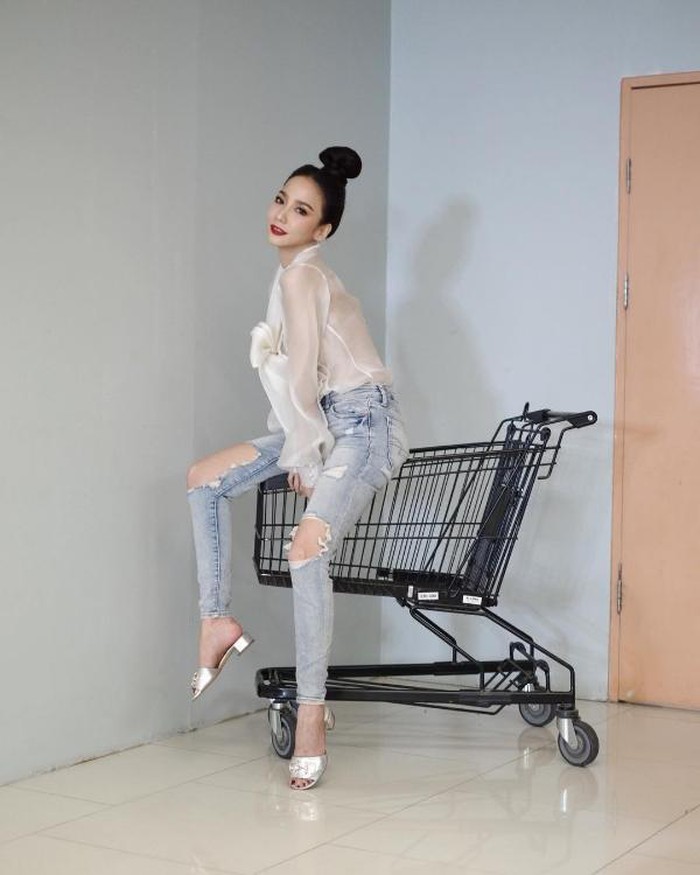 Mỹ nhân Thái đã U50 nhưng gu thời trang trẻ trung như gái đôi mươi - Hình 4 My nhan Thai da U50 nhung gu thoi trang tre trung nhu gai doi muoi-Hinh-4