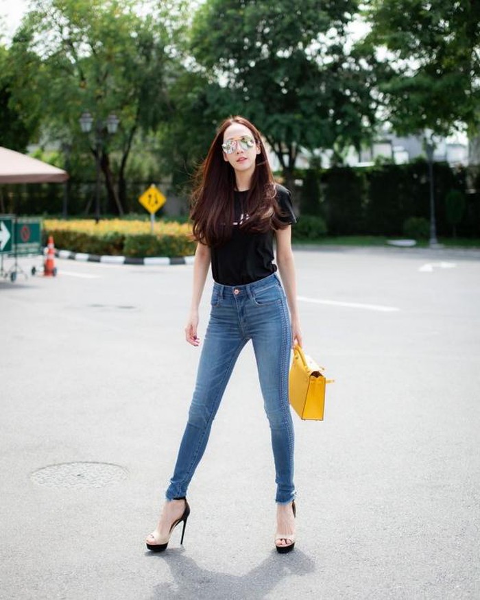 Mỹ nhân Thái đã U50 nhưng gu thời trang trẻ trung như gái đôi mươi - Hình 5 My nhan Thai da U50 nhung gu thoi trang tre trung nhu gai doi muoi-Hinh-5