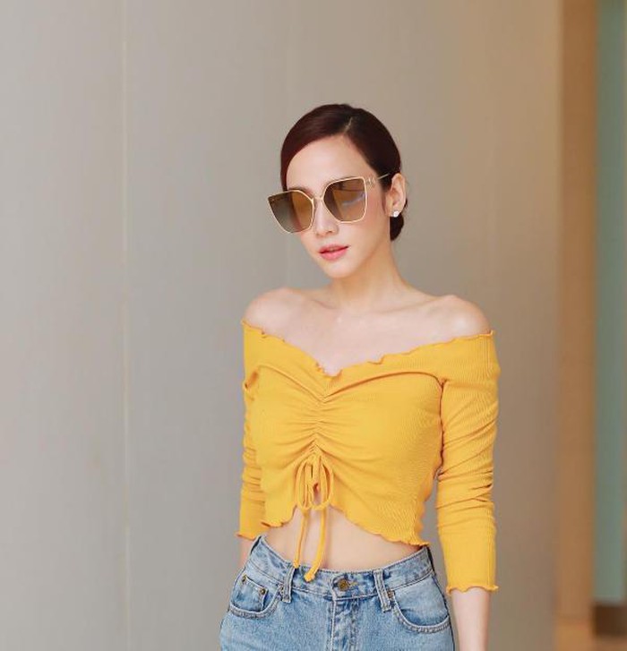 Mỹ nhân Thái đã U50 nhưng gu thời trang trẻ trung như gái đôi mươi - Hình 6 My nhan Thai da U50 nhung gu thoi trang tre trung nhu gai doi muoi-Hinh-6