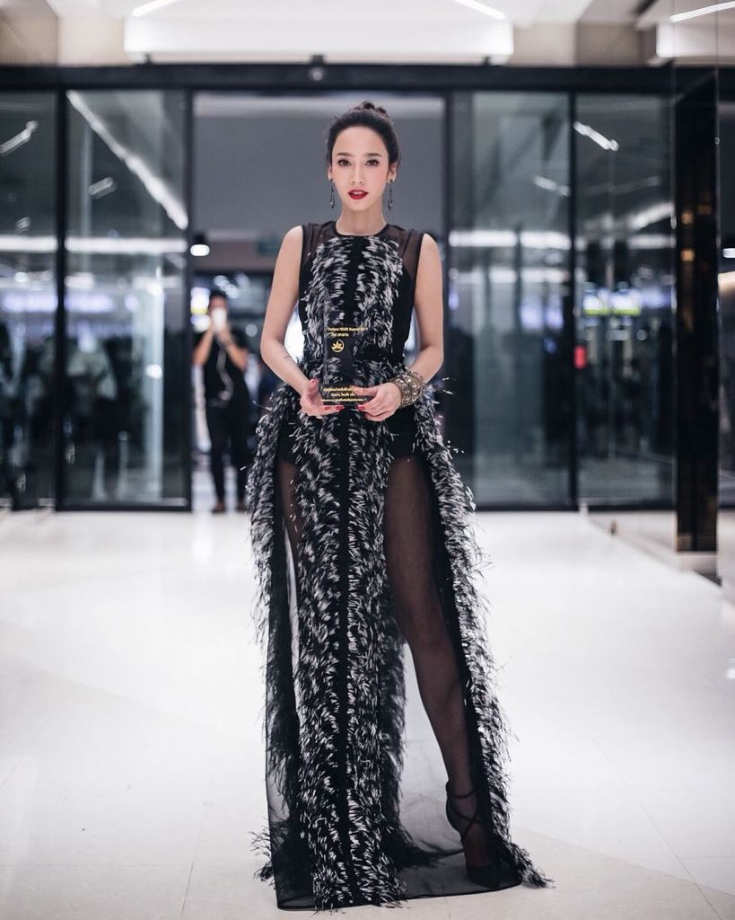 Mỹ nhân Thái đã U50 nhưng gu thời trang trẻ trung như gái đôi mươi - Hình 9 My nhan Thai da U50 nhung gu thoi trang tre trung nhu gai doi muoi-Hinh-9