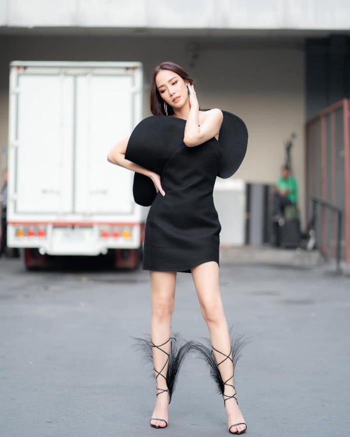 Mỹ nhân Thái đã U50 nhưng gu thời trang trẻ trung như gái đôi mươi My nhan Thai da U50 nhung gu thoi trang tre trung nhu gai doi muoi