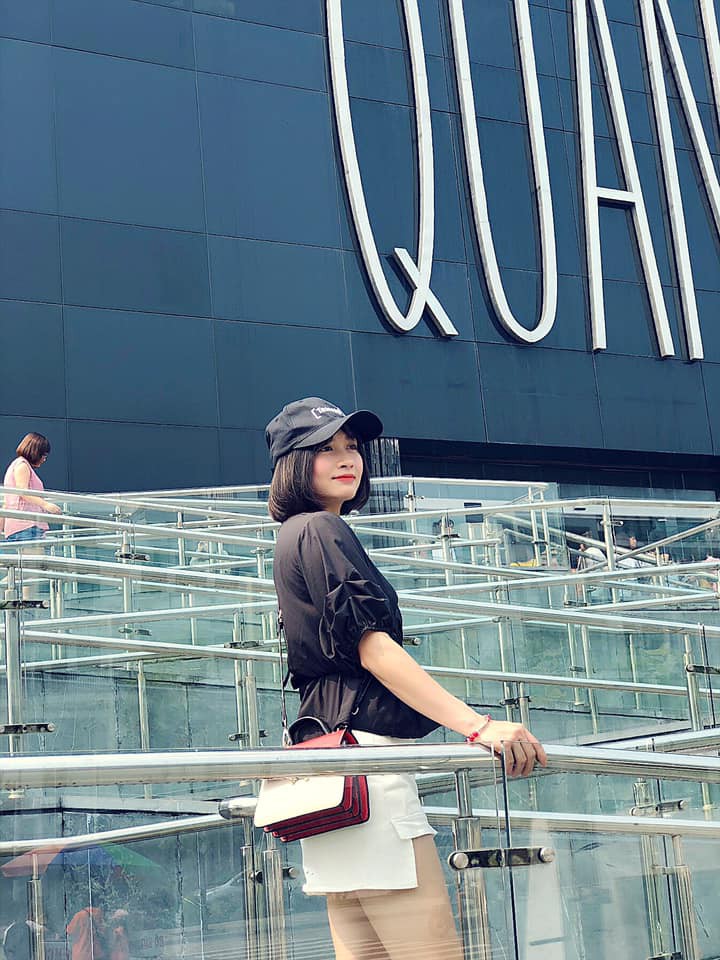 Hot girl bong da nu Viet Nam Hoang Thi Loan an mac cuc xinh ngoai doi-Hinh-5