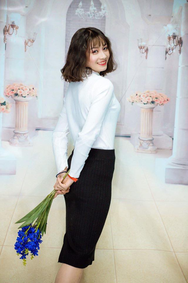 Hot girl bong da nu Viet Nam Hoang Thi Loan an mac cuc xinh ngoai doi-Hinh-7