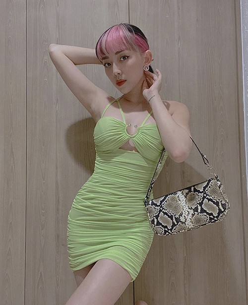 Hoc Toc Tien phoi do sang chanh voi trang phuc mau xanh la “kho nhan“-Hinh-3