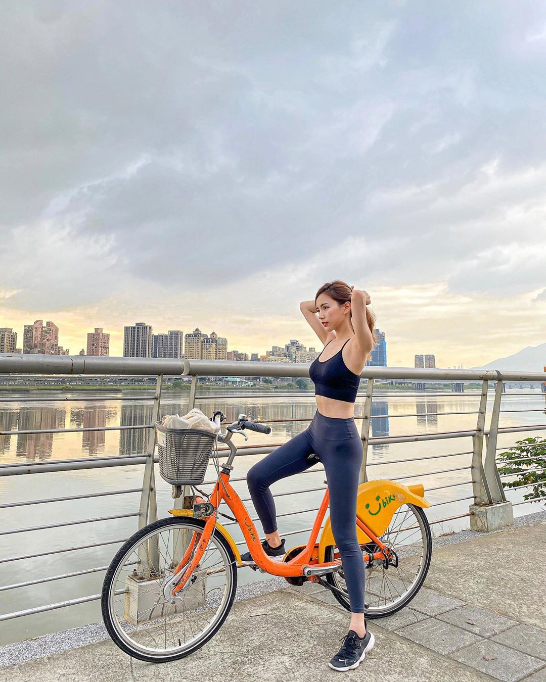 Nữ tiếp viên hàng không nổi tiếng Đài Loan ăn mặc cực gợi cảm - Hình 4 Nu tiep vien hang khong noi tieng Dai Loan an mac cuc goi cam-Hinh-4