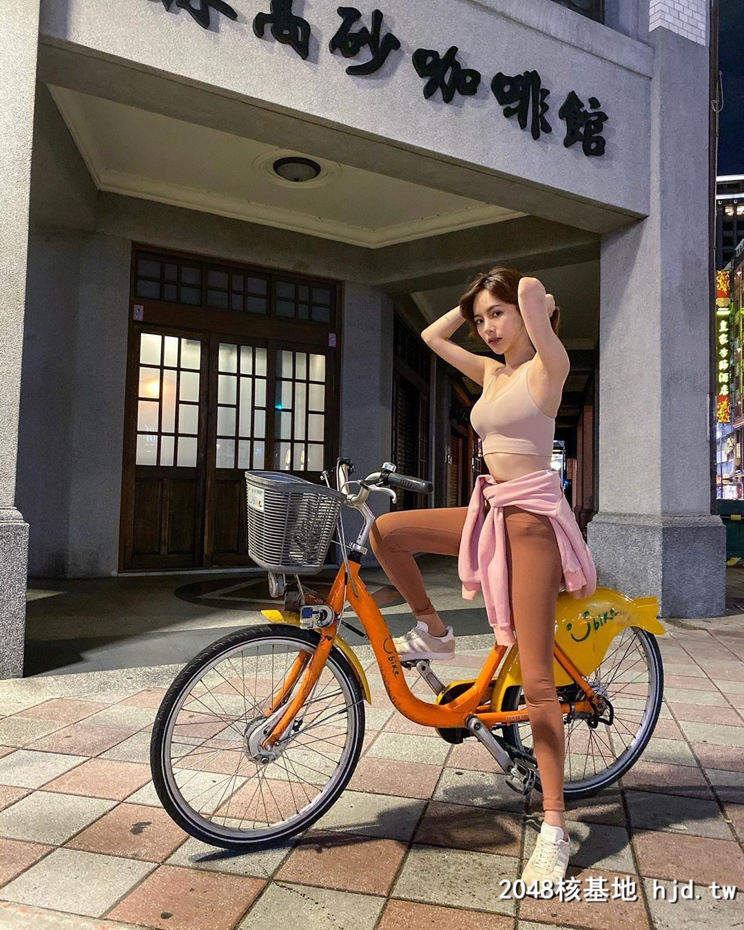 Nữ tiếp viên hàng không nổi tiếng Đài Loan ăn mặc cực gợi cảm - Hình 6 Nu tiep vien hang khong noi tieng Dai Loan an mac cuc goi cam-Hinh-6