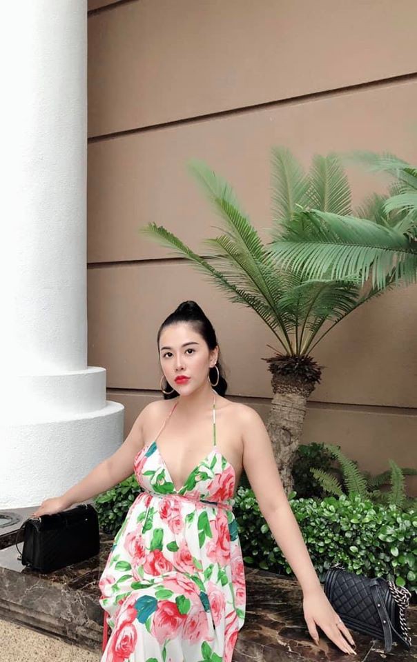 Cô giáo trẻ gây sốt vì ăn mặc nóng bỏng khi rời bục giảng - Hình 10 Co giao tre gay sot vi an mac nong bong khi roi buc giang-Hinh-10