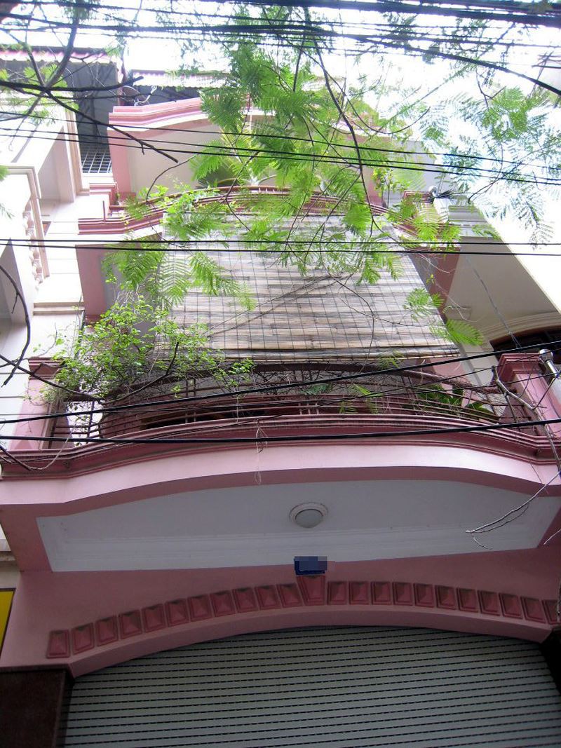 Căn nhà 4 tầng của gia đình Quang Thắng sơn màu hồng bên ngoài. Ảnh: Khoevadep.