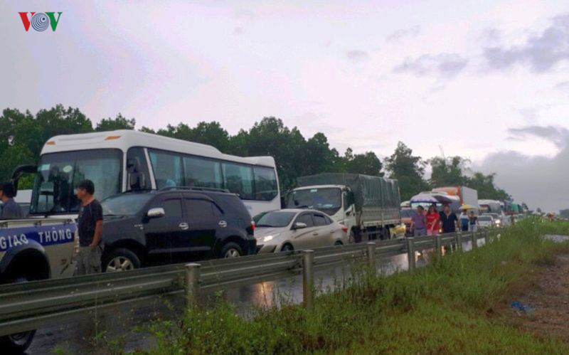 cao toc noi bai - lao cai tac nghen nhieu gio vi tai nan lien hoan hinh 1