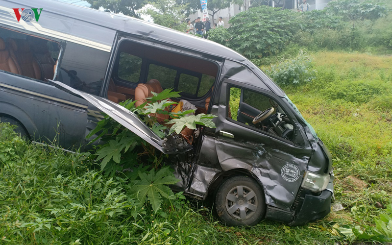 xe cho cong nhan tong xe limousine bay xuong ho hinh 1