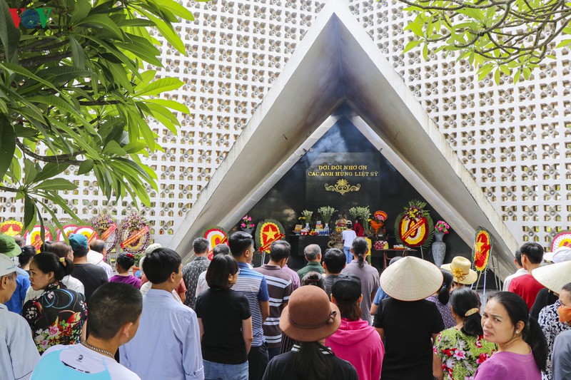 thang 7 tren manh dat lich su dien bien hinh 1