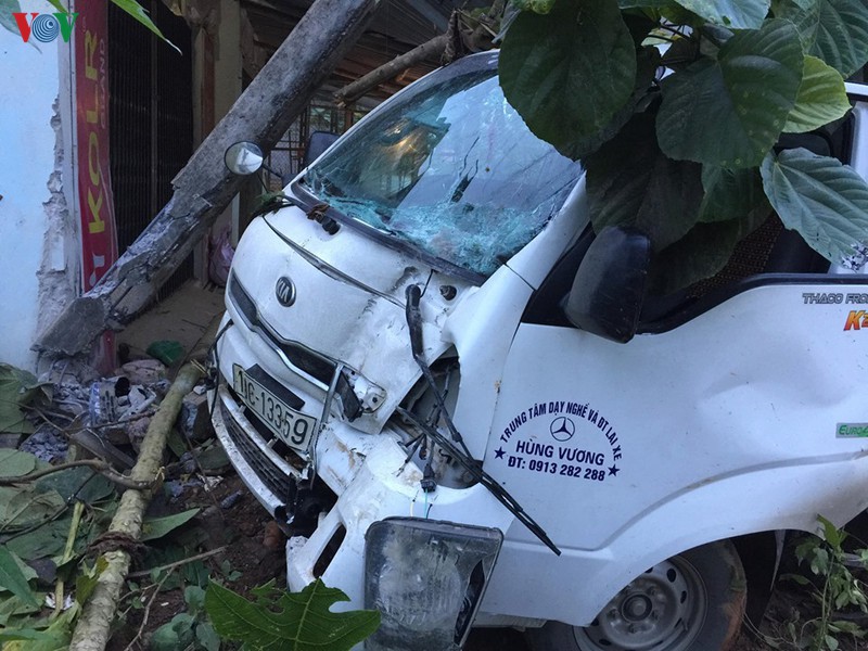 xe tap lai dam vao nha dan, lai xe nhap vien cap cuu hinh 1