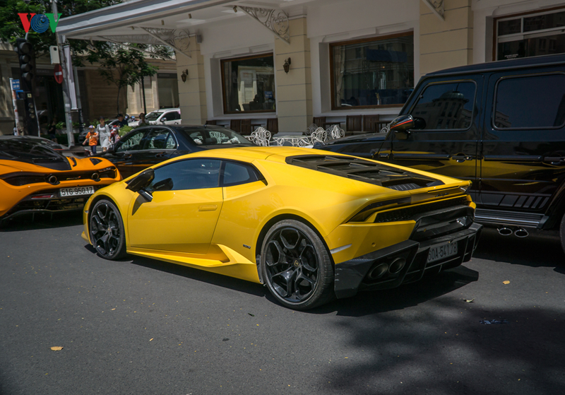 lamborghini huracan mau vang noi bat tren pho sai gon ngay cuoi tuan hinh 2