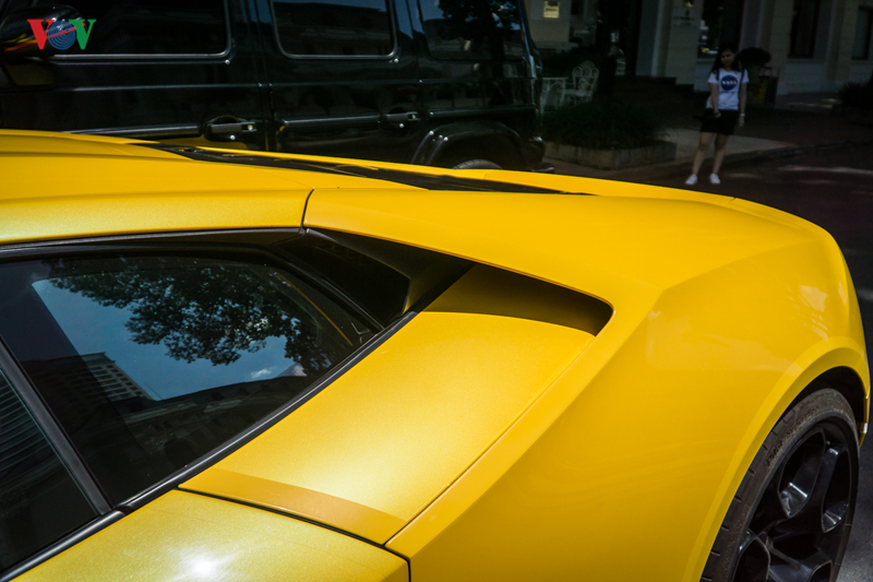 lamborghini huracan mau vang noi bat tren pho sai gon ngay cuoi tuan hinh 10