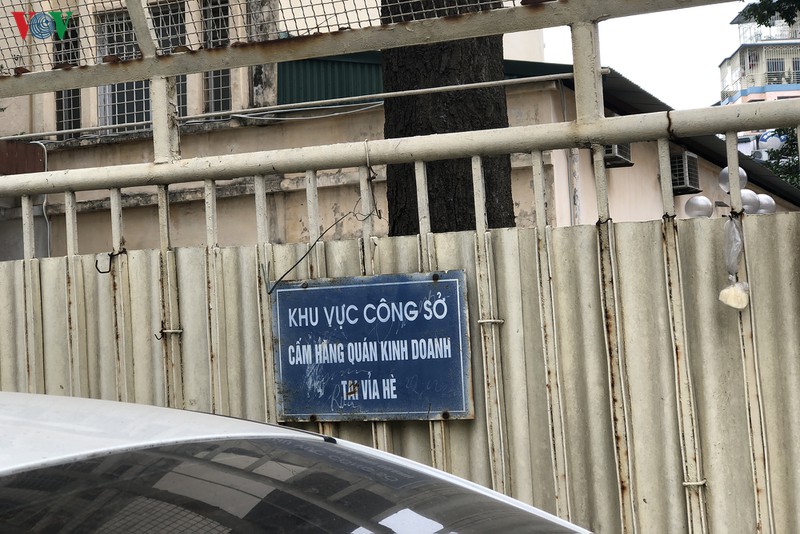 anh: hang quan, o to dua nhau lan chiem via he o ha noi hinh 15