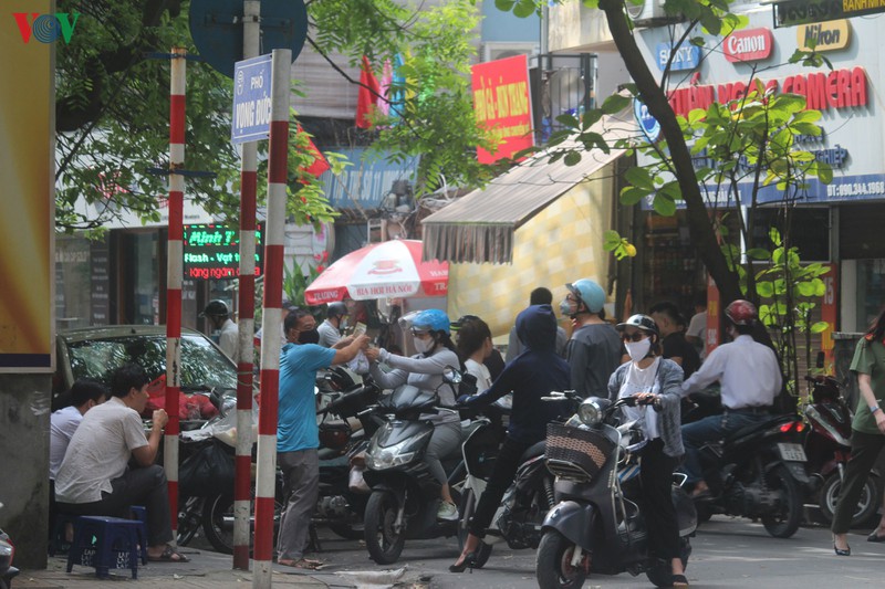 anh: hang quan, o to dua nhau lan chiem via he o ha noi hinh 2