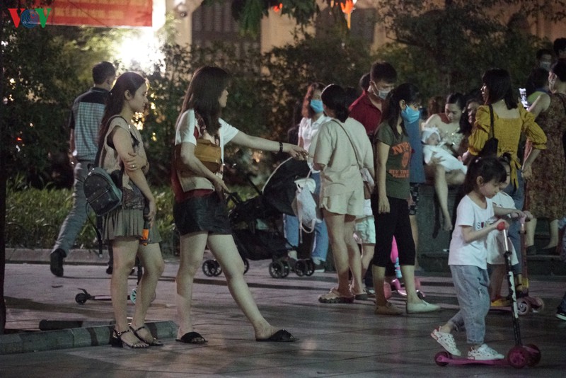 nguoi dan vo tu tu tap, tra da via he o khu vuc hoan kiem nhu chua he co dich hinh 5