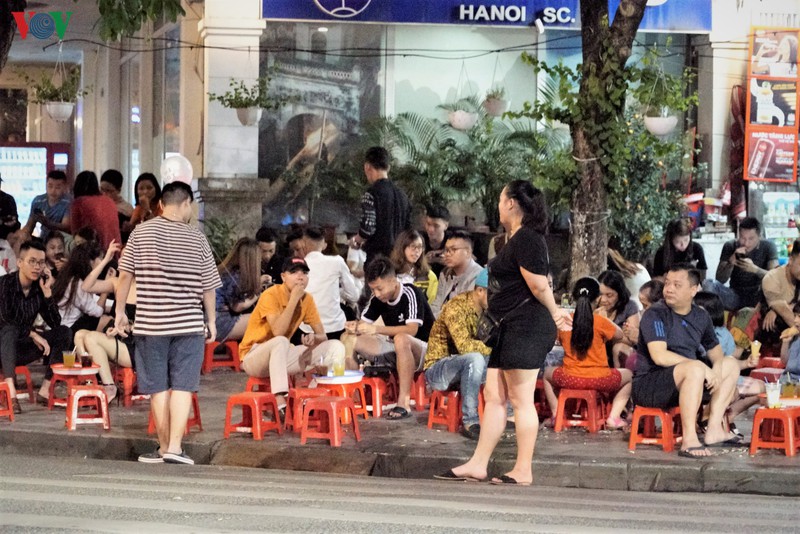 nguoi dan vo tu tu tap, tra da via he o khu vuc hoan kiem nhu chua he co dich hinh 9