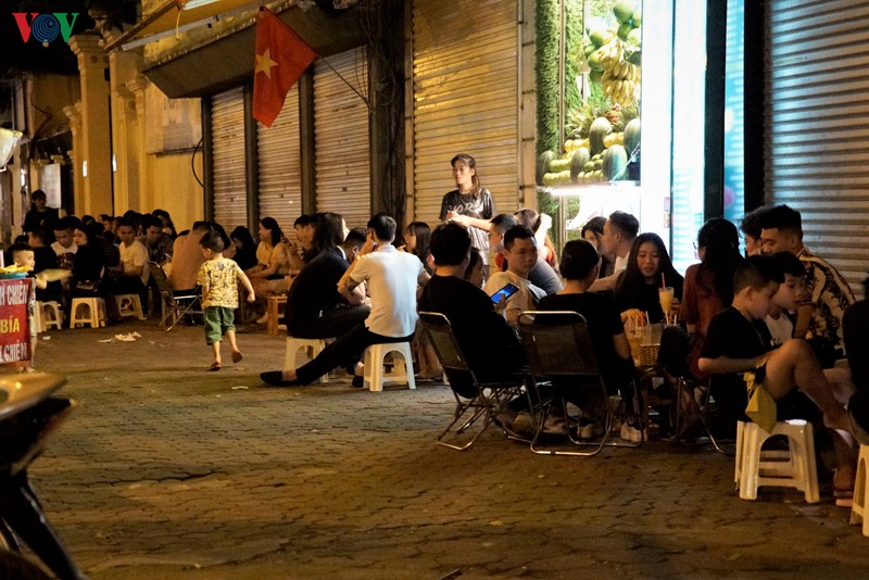 nguoi dan vo tu tu tap, tra da via he o khu vuc hoan kiem nhu chua he co dich hinh 10