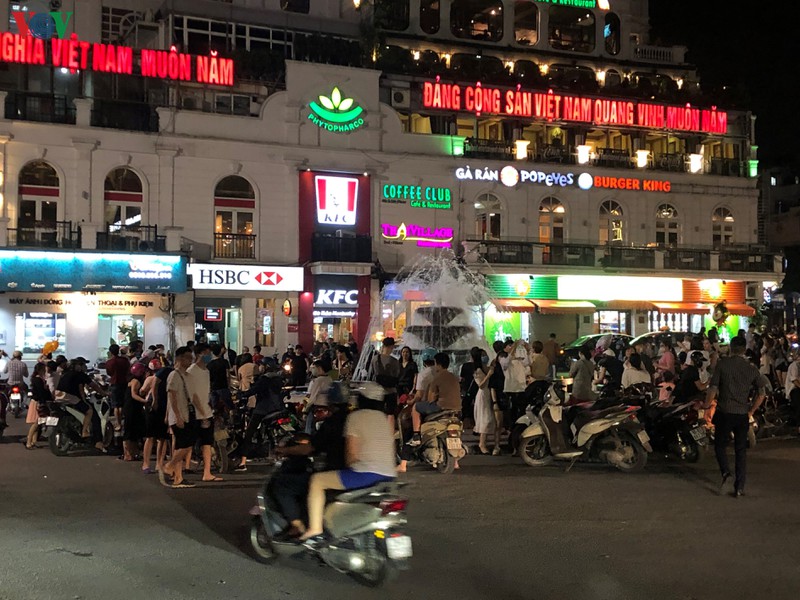 nguoi dan vo tu tu tap, tra da via he o khu vuc hoan kiem nhu chua he co dich hinh 1