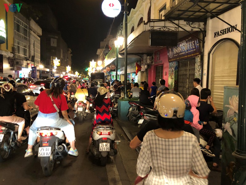 nguoi dan vo tu tu tap, tra da via he o khu vuc hoan kiem nhu chua he co dich hinh 11