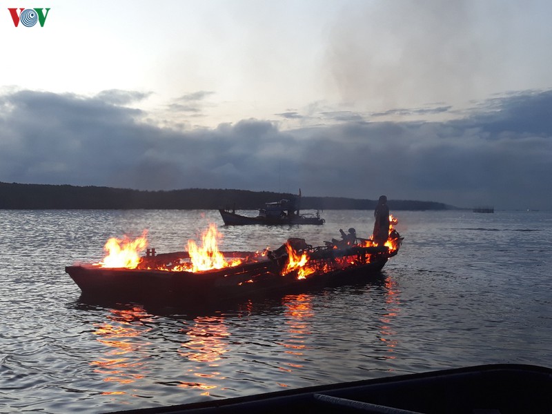 tau keo boc chay ngun ngut, 4 nguoi thoat chet o tphcm hinh 1