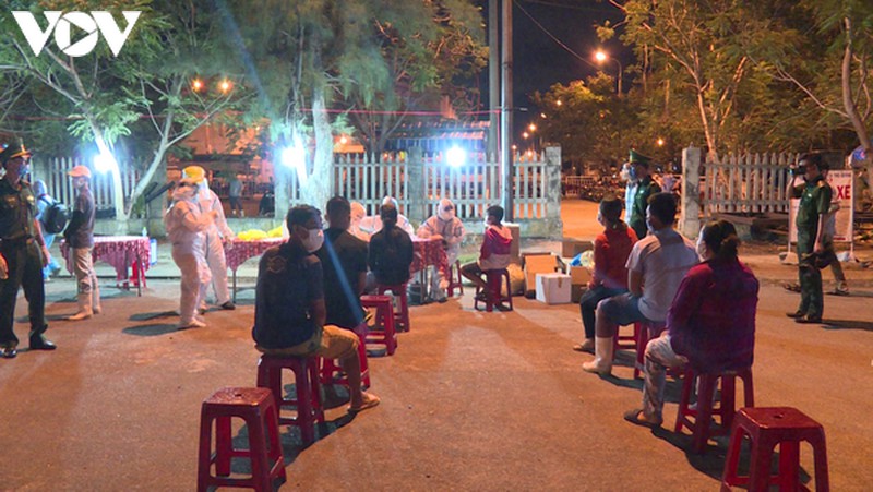 xuyen dem lay mau xet nghiem covid-19 cho ngu dan o cang ca da nang hinh 1