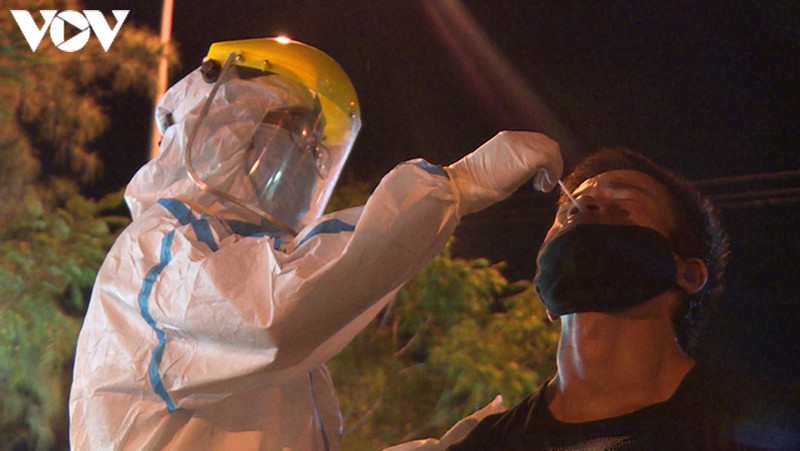 xuyen dem lay mau xet nghiem covid-19 cho ngu dan o cang ca da nang hinh 2