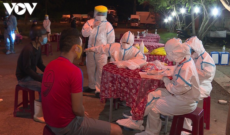 xuyen dem lay mau xet nghiem covid-19 cho ngu dan o cang ca da nang hinh 3