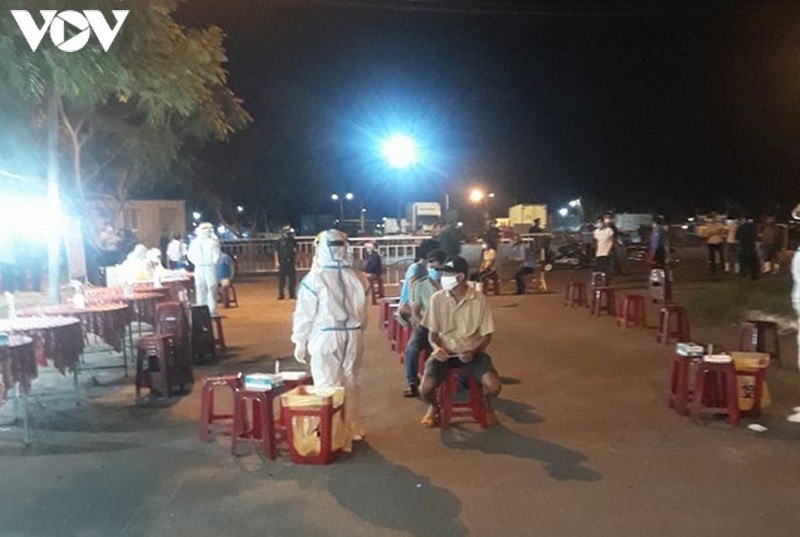 xuyen dem lay mau xet nghiem covid-19 cho ngu dan o cang ca da nang hinh 4